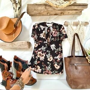 Super sweet floral gardenia Boho blouse w front bow & puff sleeves